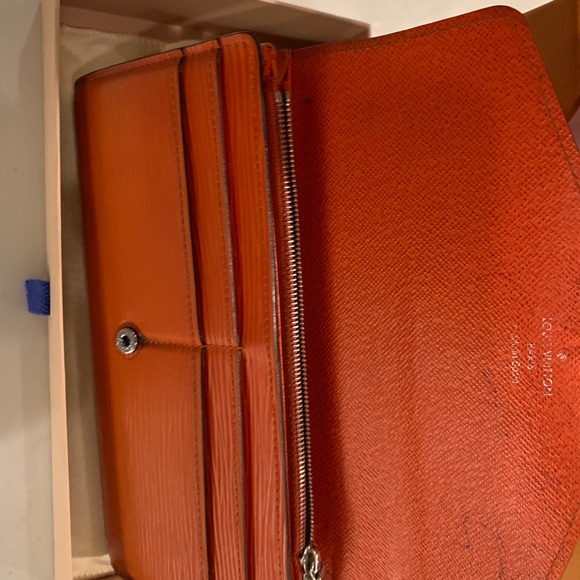 Louis Vuitton Authentic Orange Epi wallet - Picture 2 of 4